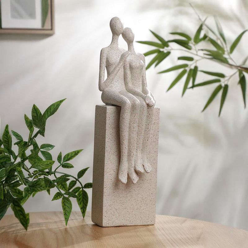 Figura Decorativa de Pareja Sentada.