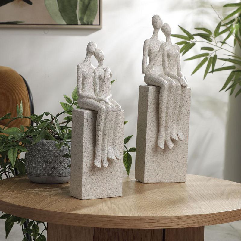 Figura Decorativa de Pareja Sentada.