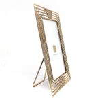 Marco Decorativo Rectangular Metálico con Diseño de Líneas