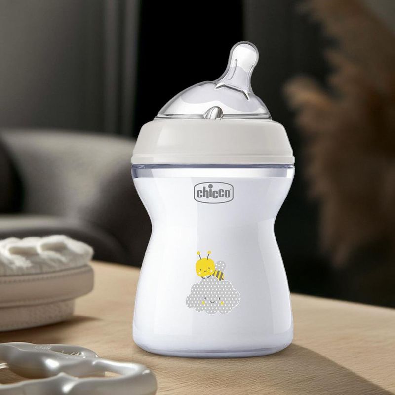 Biberón Chicco NaturalFeeling con Diseño de Abejita 250 Ml