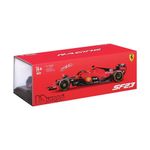 Réplica a Escala 1:24 del Ferrari SF-23 de Charles Leclerc con Casco
