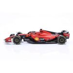 Réplica a Escala 1:24 del Ferrari SF-23 de Charles Leclerc con Casco