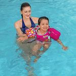 Chaleco-Flotador-Natacion-Infantil-con-Brazitos-Integrados-Diseños-Surtidos