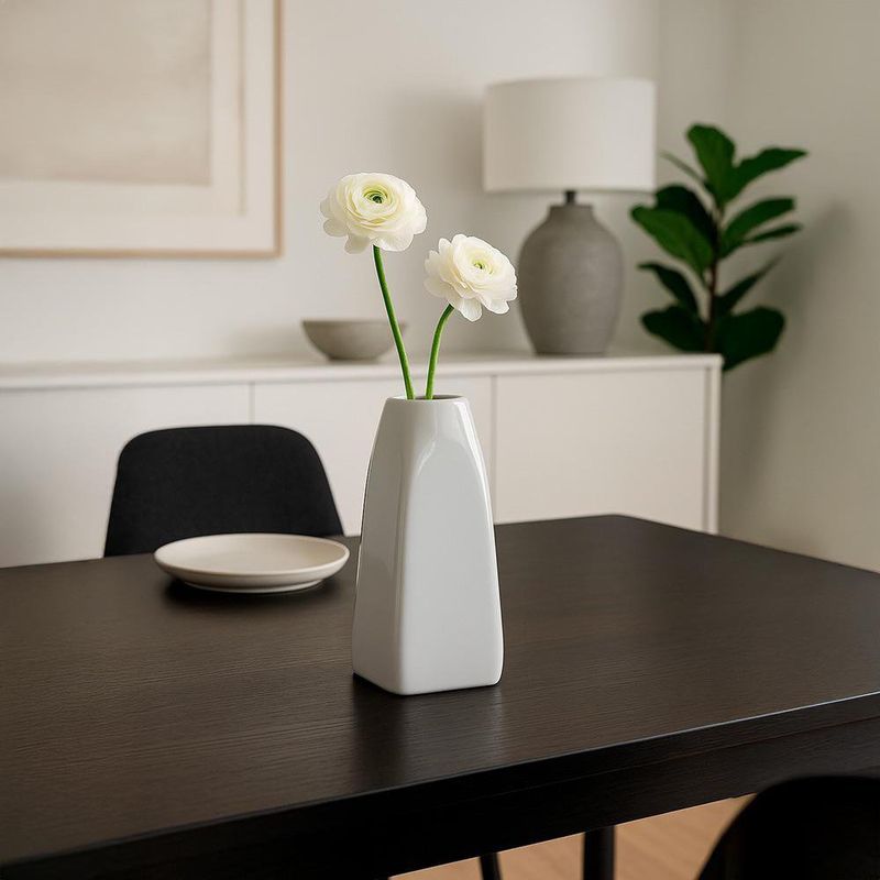 Florero-de-Ceramica-Blanco-Angular-y-Acabado-Brillante
