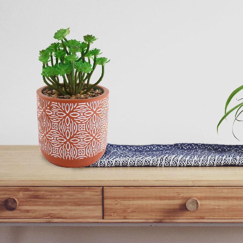 Planta-Artificial-con-Pote-Rojo-y-Detalles-Blancos