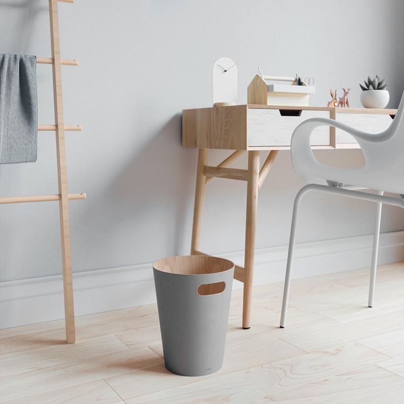Papelero Woodrow Gris Claro Y Madera Natural - Umbra