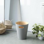 Papelero Woodrow Gris Claro Y Madera Natural - Umbra