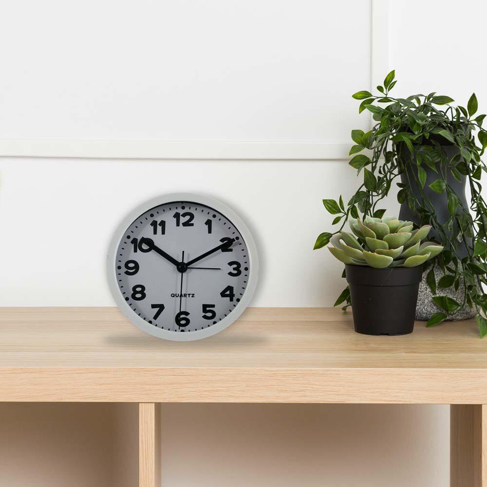 Reloj de mesa blanco y plateado con alarma