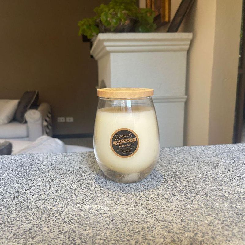 Vela-Con-Aroma-A-Vainilla-Beige-Y-Tapa-De-Madera---Pilandros