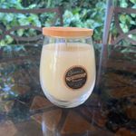 Vela-Con-Aroma-A-Vainilla-Beige-Y-Tapa-De-Madera---Pilandros