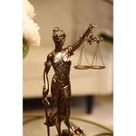 Dama De La Justicia Color Bronce 13x12x42 Cm - Concepts