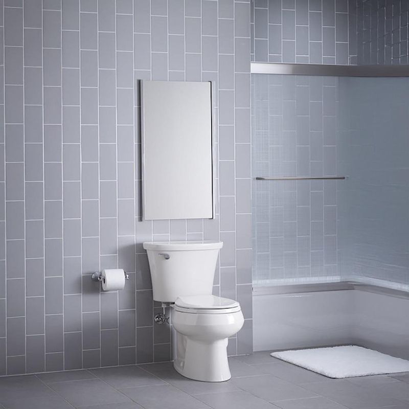Sanitario de Dos Piezas con Palanca Lateral y Diseño Compacto