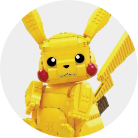 Juguetes, peluches y figuras de Pokémon como Pikachu.