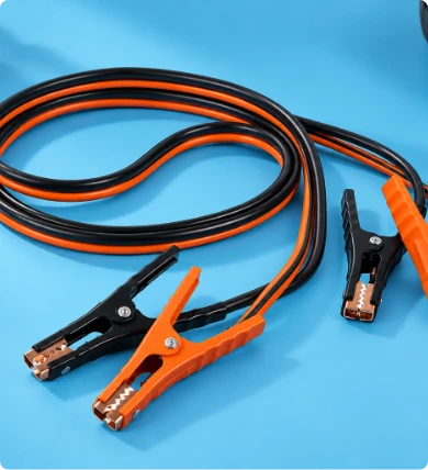Accesorios para auto con cables y herramientas esenciales para emergencias y mantenimiento.