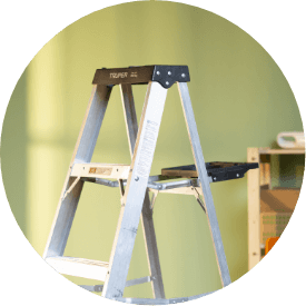 Escaleras de aluminio resistentes y prácticas para remodelación y trabajos en el hogar.
