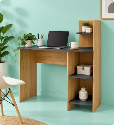 Oficina en casa con escritorios y muebles para crear un espacio cómodo de trabajo o estudio.