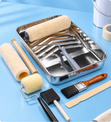 Pintura con rodillos, brochas y accesorios para renovar paredes y diferentes superficies.