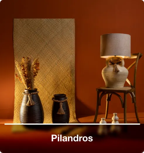 Decoración Pilandros con lámparas, jarrones y accesorios artesanales para el hogar.