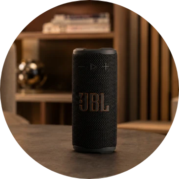 Bocina portátil JBL con sonido potente ideal para música en casa o exteriores.