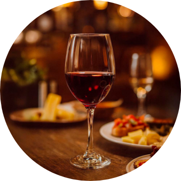 Artículos para servir la cena disponibles en Cemaco, copa de vino y mesa preparada para una ocasión especial.