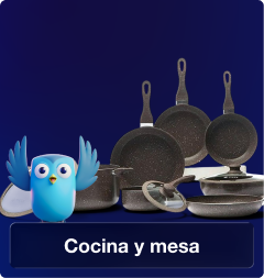 Cocina y mesa con sartenes, ollas y utensilios para preparar diferentes recetas en el hogar.