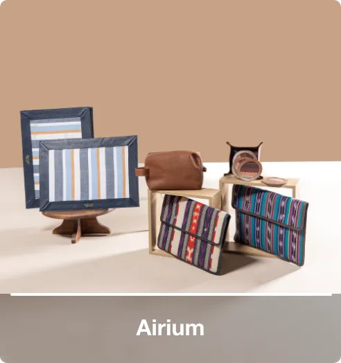 Accesorios textiles Airium con bolsos y artículos tejidos de inspiración guatemalteca.